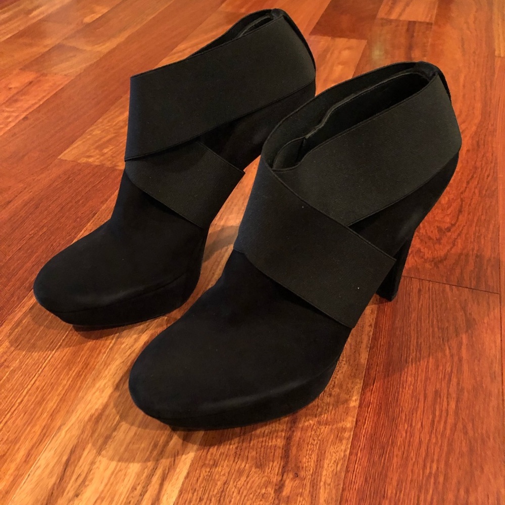 STUART WEITZMAN KILGORE SUEDE BOOTIE - NWT